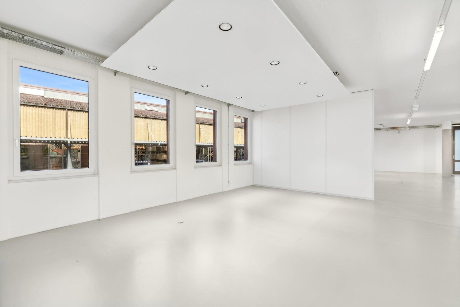 335m² office