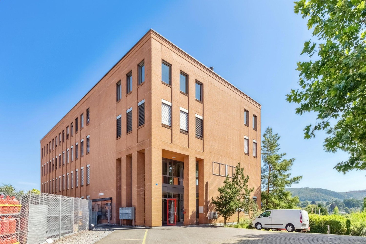 335m² office