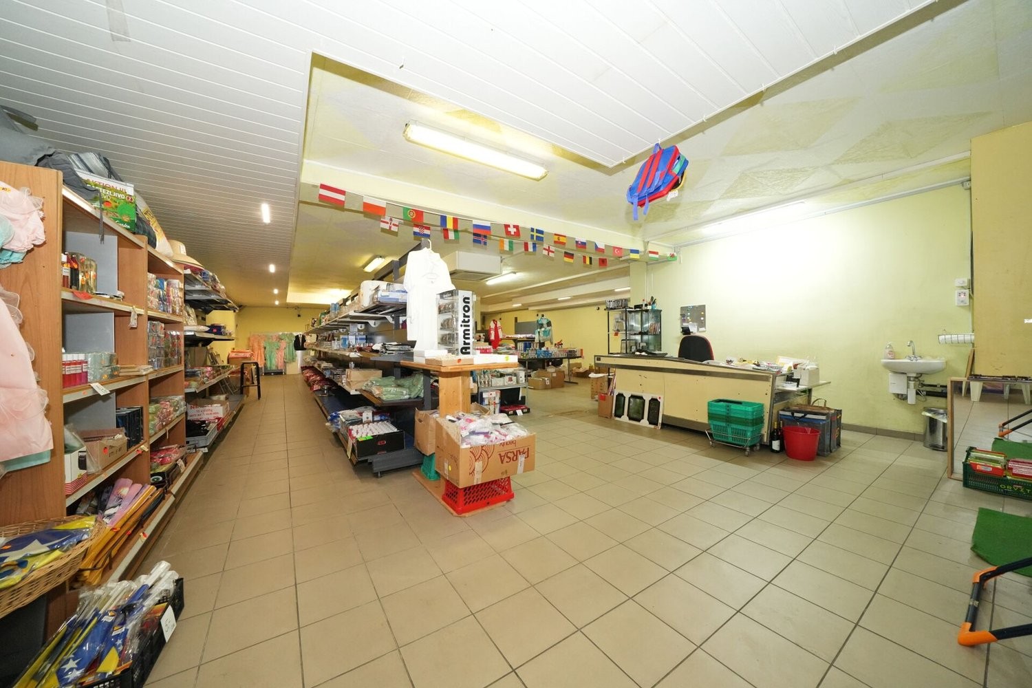 141m² shop