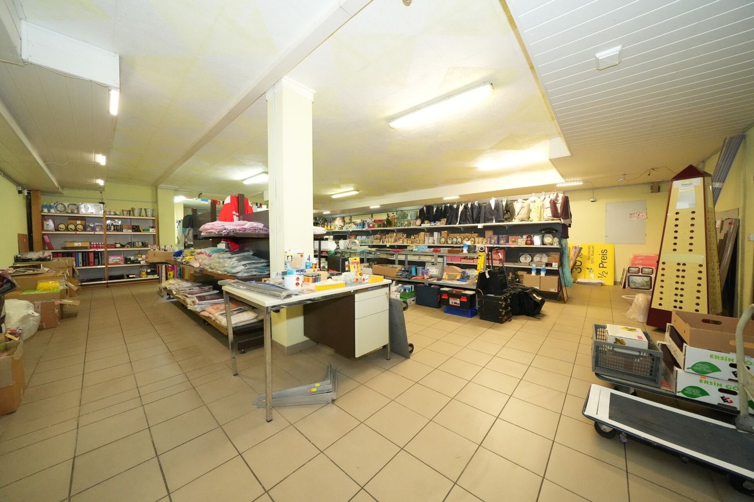 141m² shop
