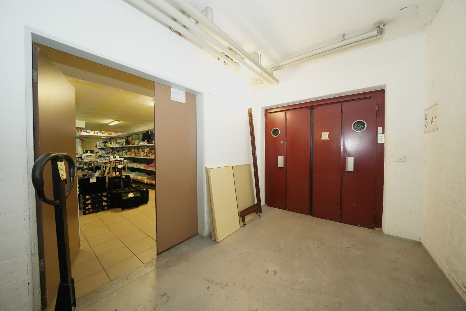 141m² shop