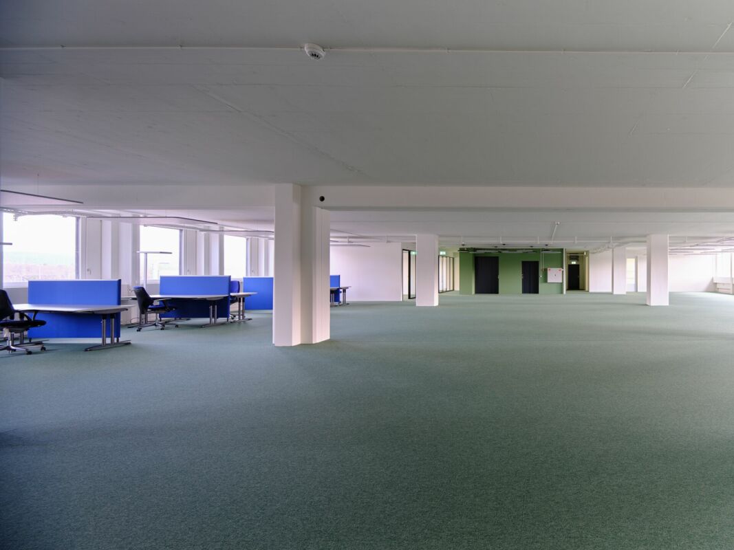 699m² office