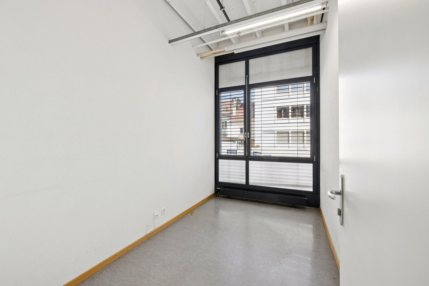260m² office