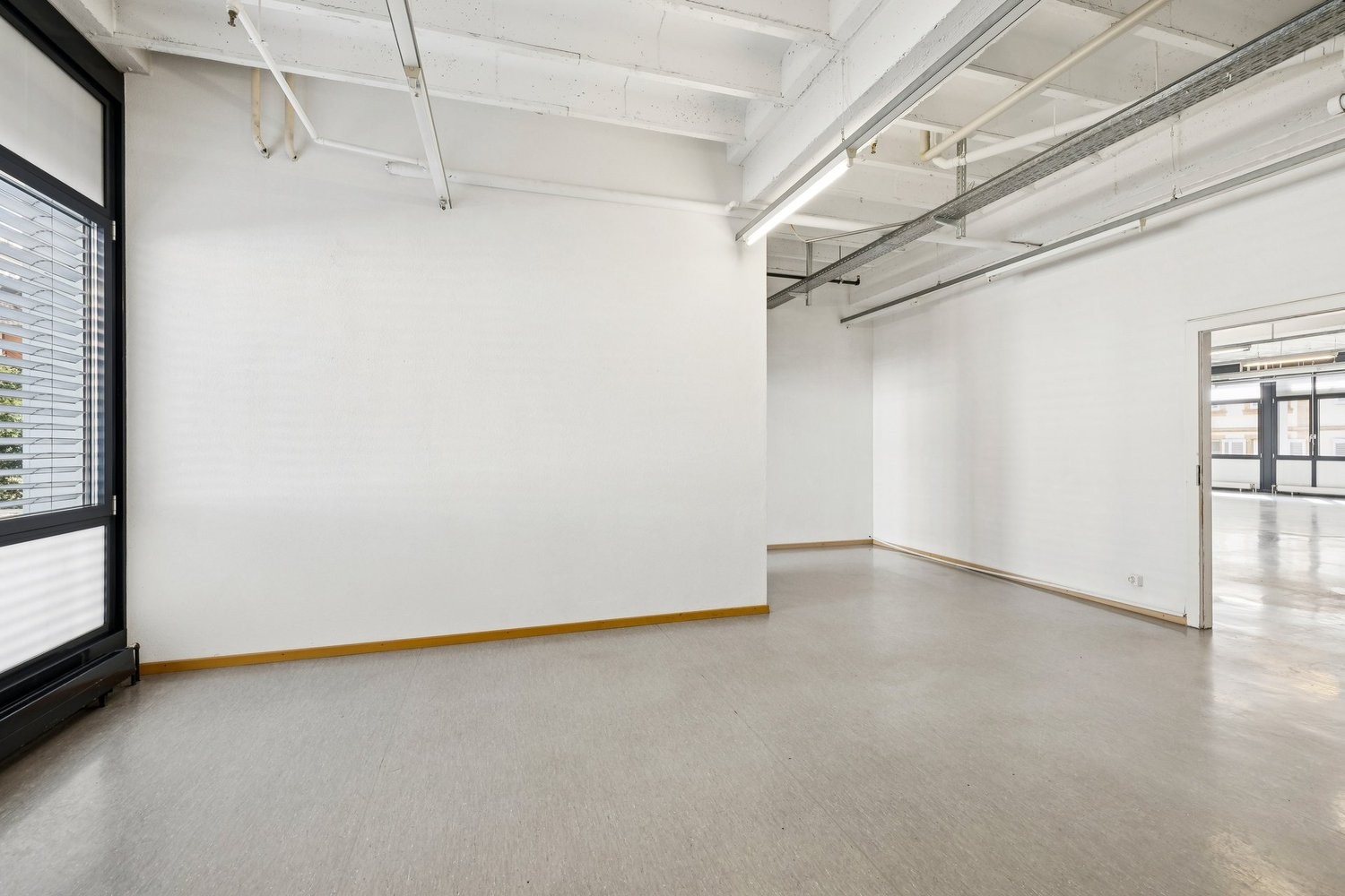 260m² office