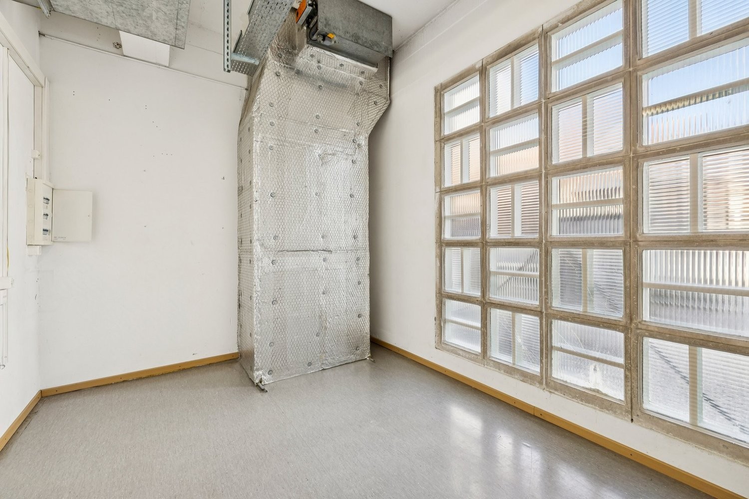 260m² office