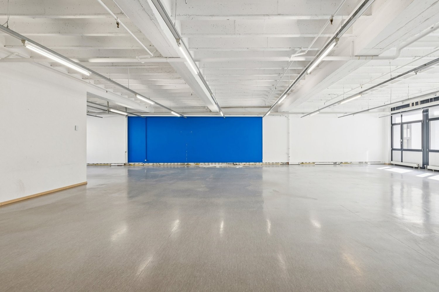 260m² office
