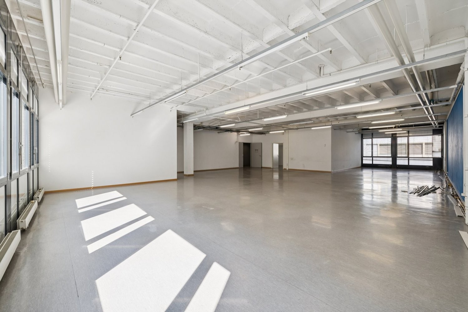 260m² office