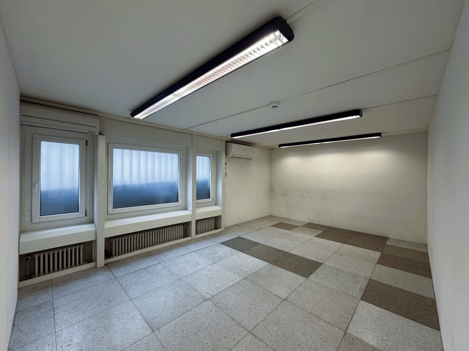 97m² commercial