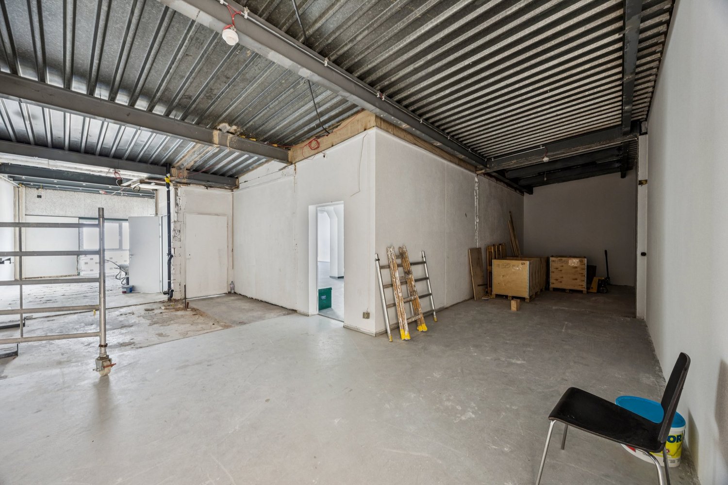 260m² office