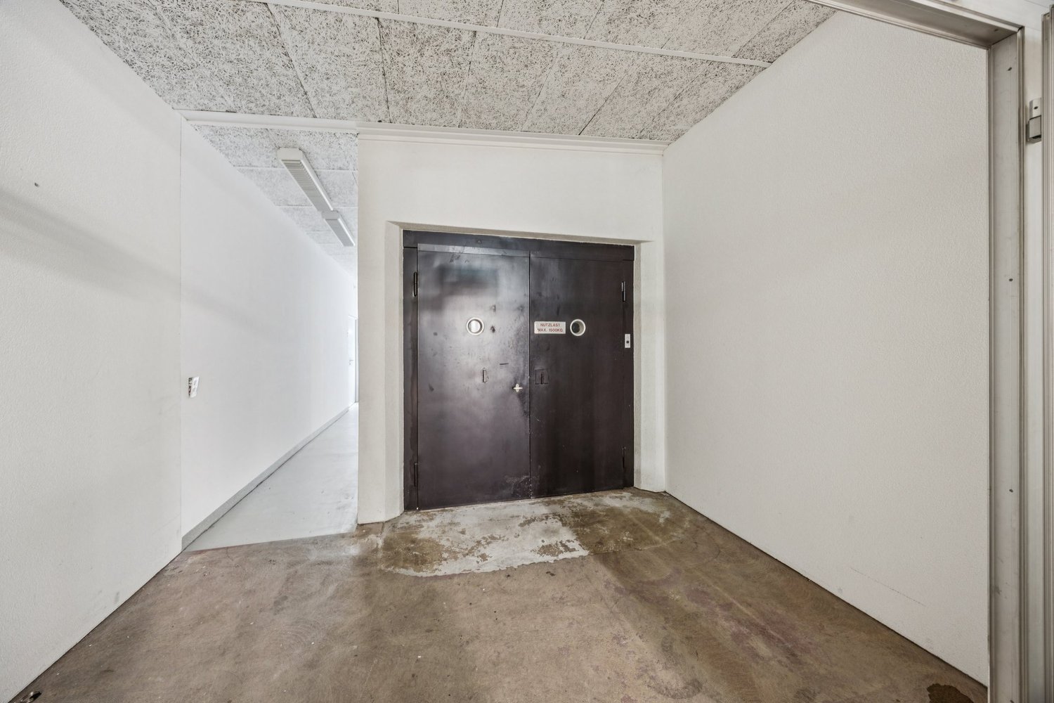 260m² office