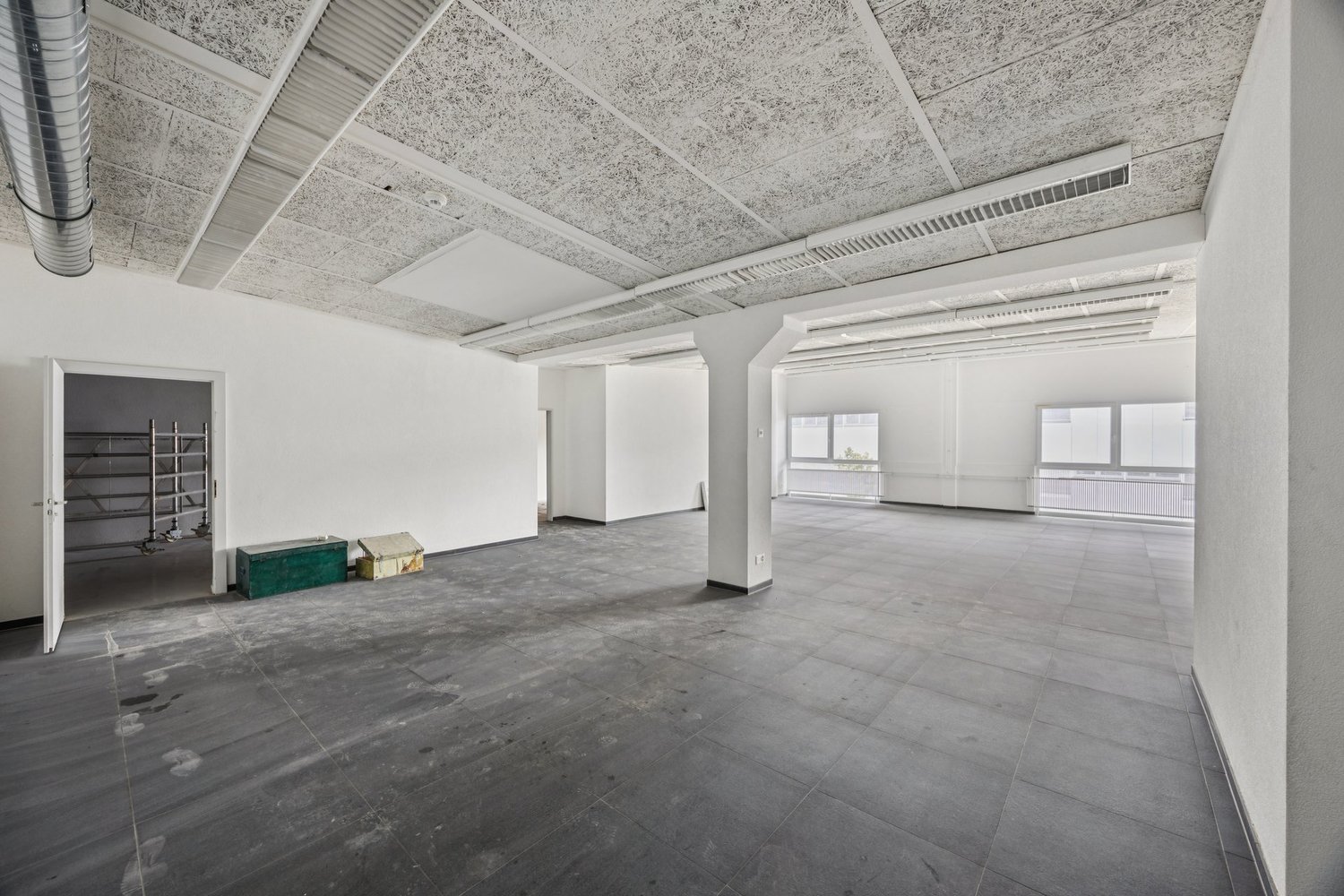 260m² office
