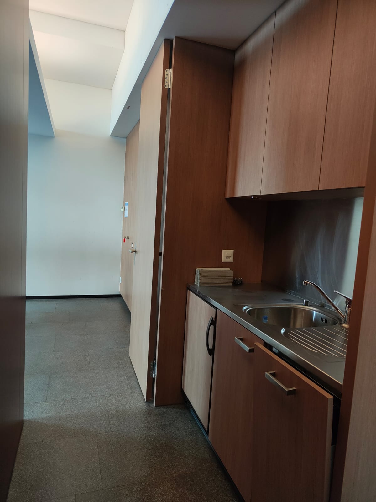 80m² office