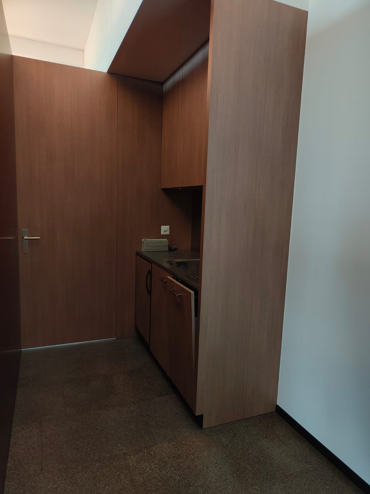 80m² office