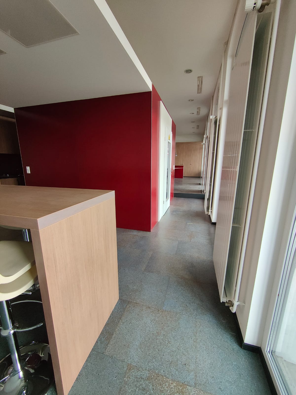 80m² office