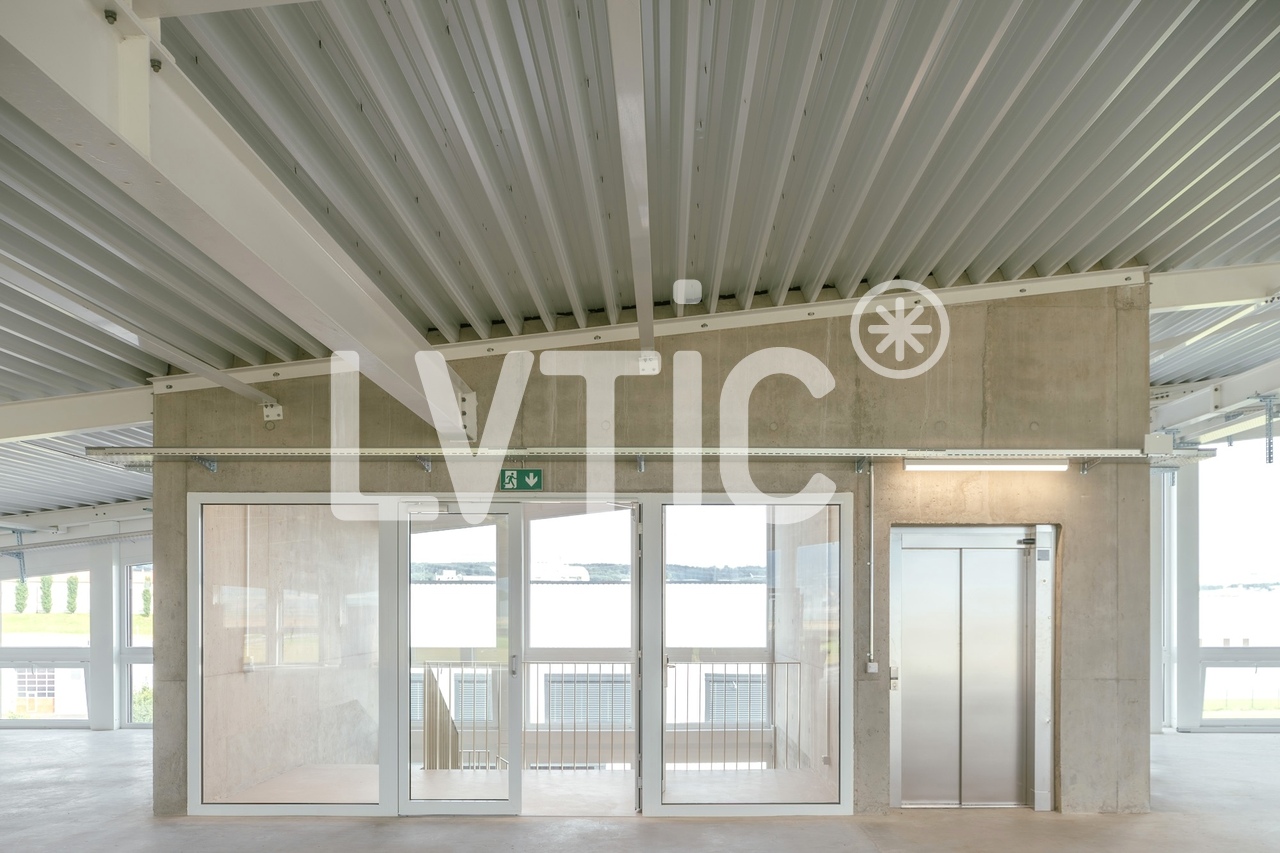 800m² office
