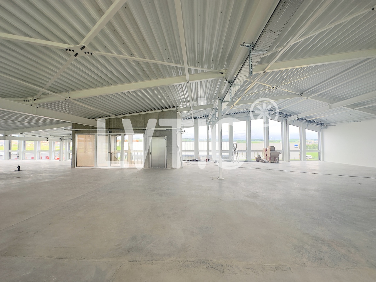 800m² office