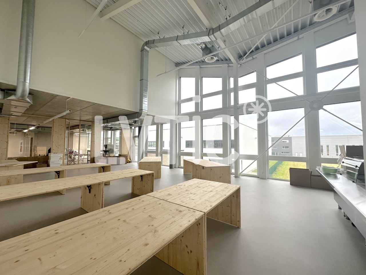 800m² office