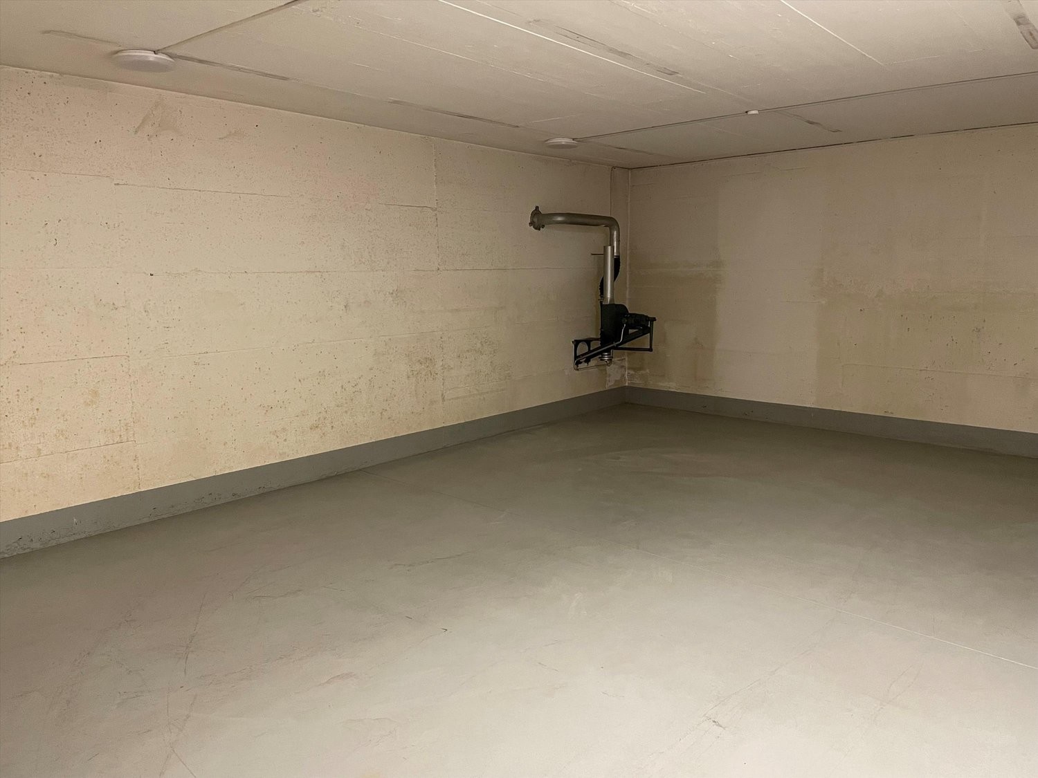 38m² storage room