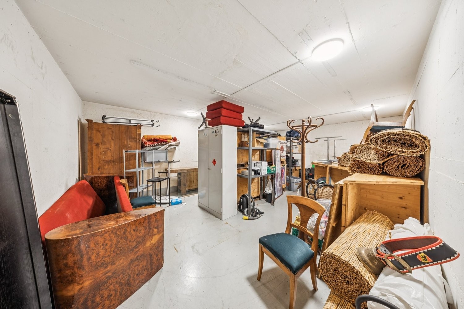 38m² storage room