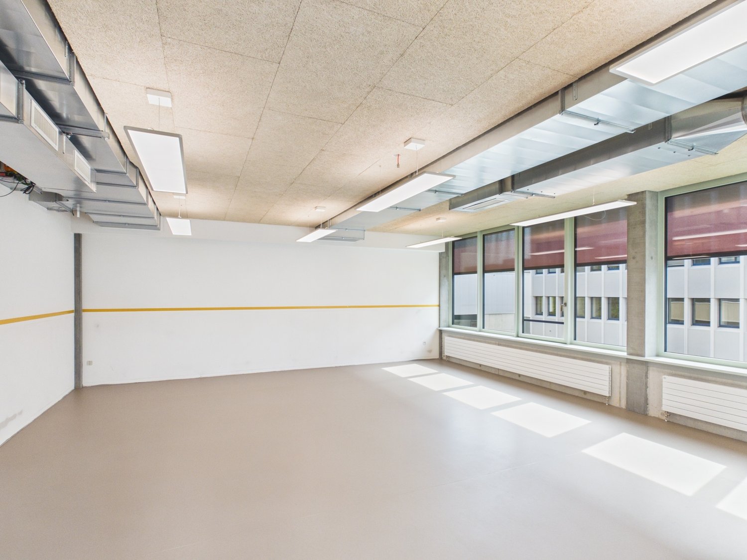 1537m² office