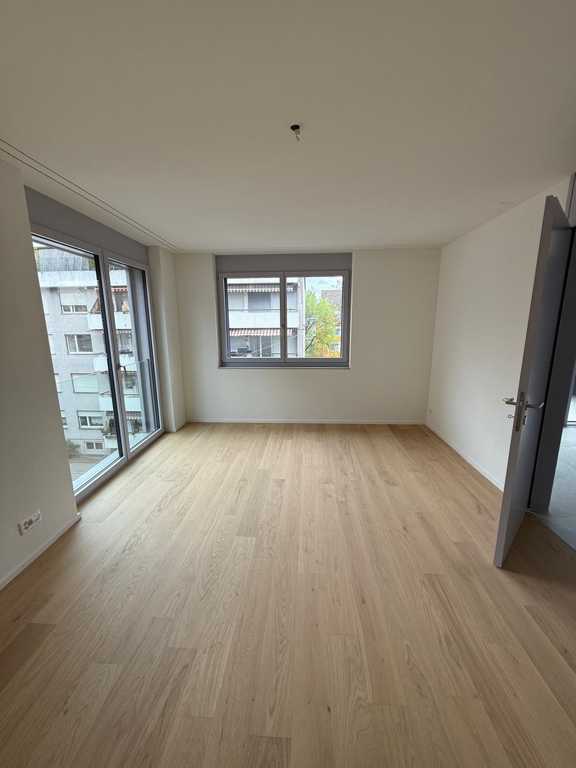 Moderno appartamento di 2.5 locali in una vivace Altstetten – Nuova costruzione, completamente arredato
Scoprite questo bellissimo appartamento in una delle zone più vivaci e convenienti di Zurigo, situato idealmente tra Altstetten Bahnhof e Lindeplatz.
Costruito nel 2025, l'appartamento offre un'ar