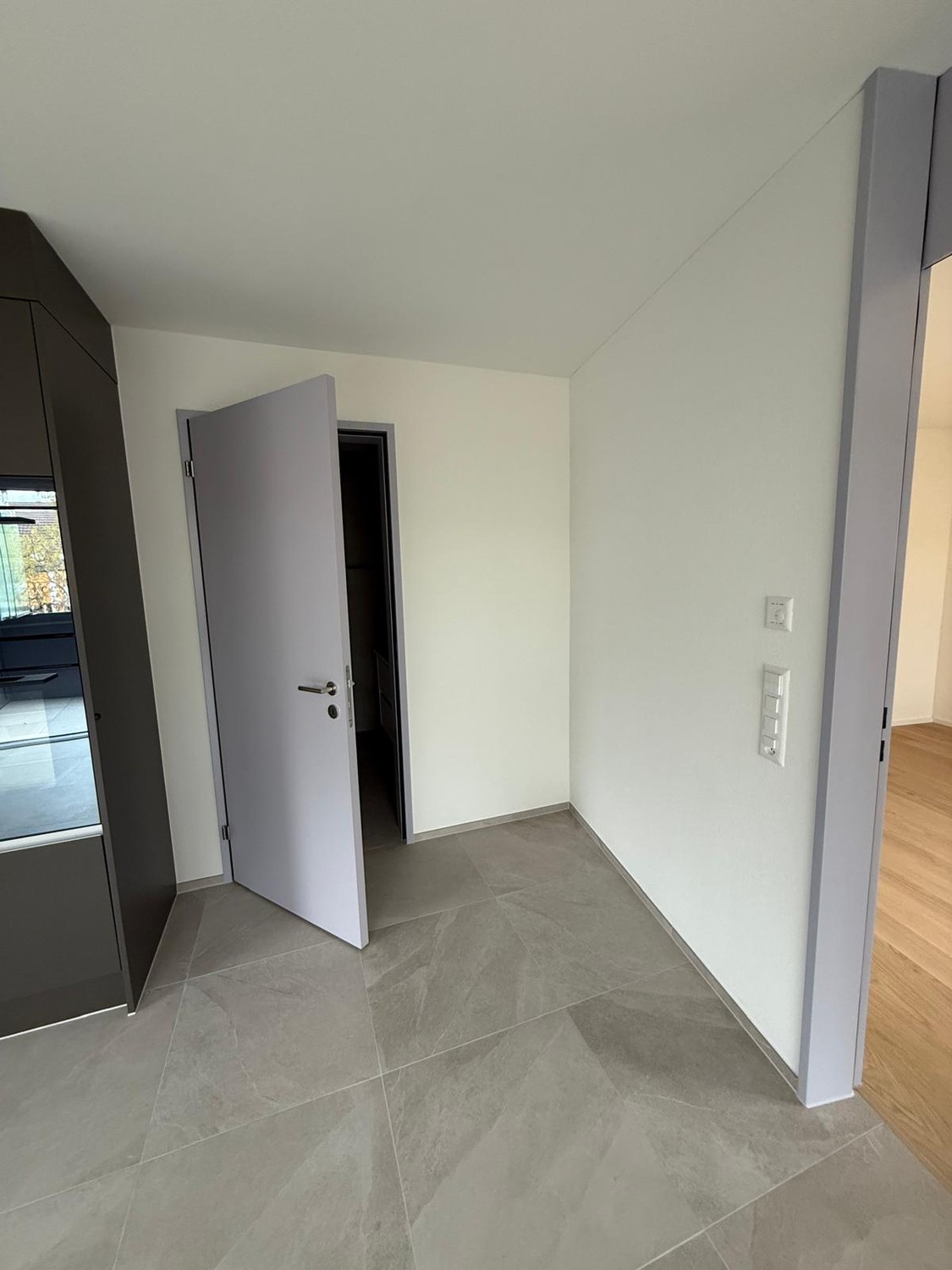 Moderno appartamento di 2.5 locali in una vivace Altstetten – Nuova costruzione, completamente arredato
Scoprite questo bellissimo appartamento in una delle zone più vivaci e convenienti di Zurigo, situato idealmente tra Altstetten Bahnhof e Lindeplatz.
Costruito nel 2025, l'appartamento offre un'ar