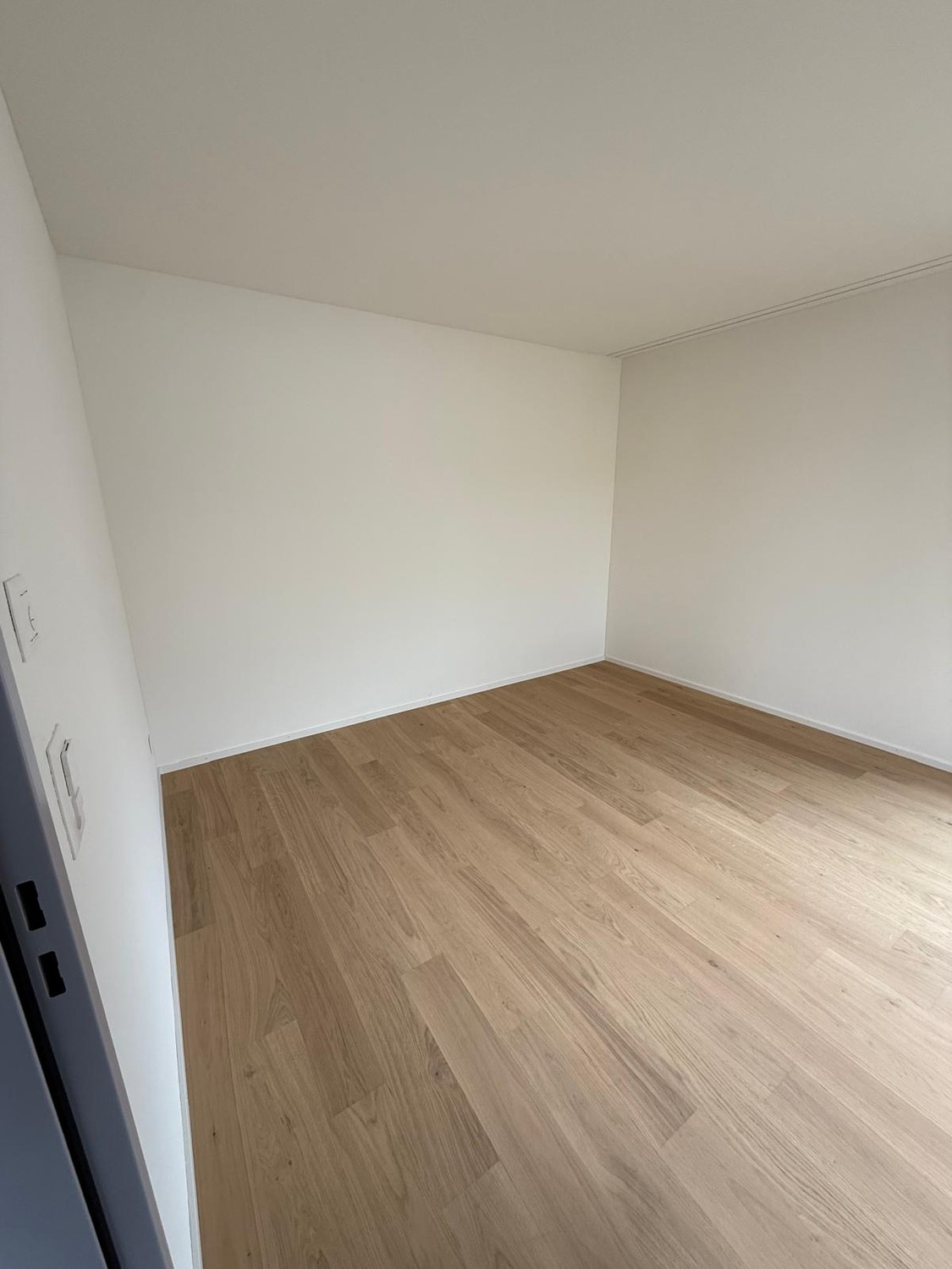 Moderno appartamento di 2.5 locali in una vivace Altstetten – Nuova costruzione, completamente arredato
Scoprite questo bellissimo appartamento in una delle zone più vivaci e convenienti di Zurigo, situato idealmente tra Altstetten Bahnhof e Lindeplatz.
Costruito nel 2025, l'appartamento offre un'ar