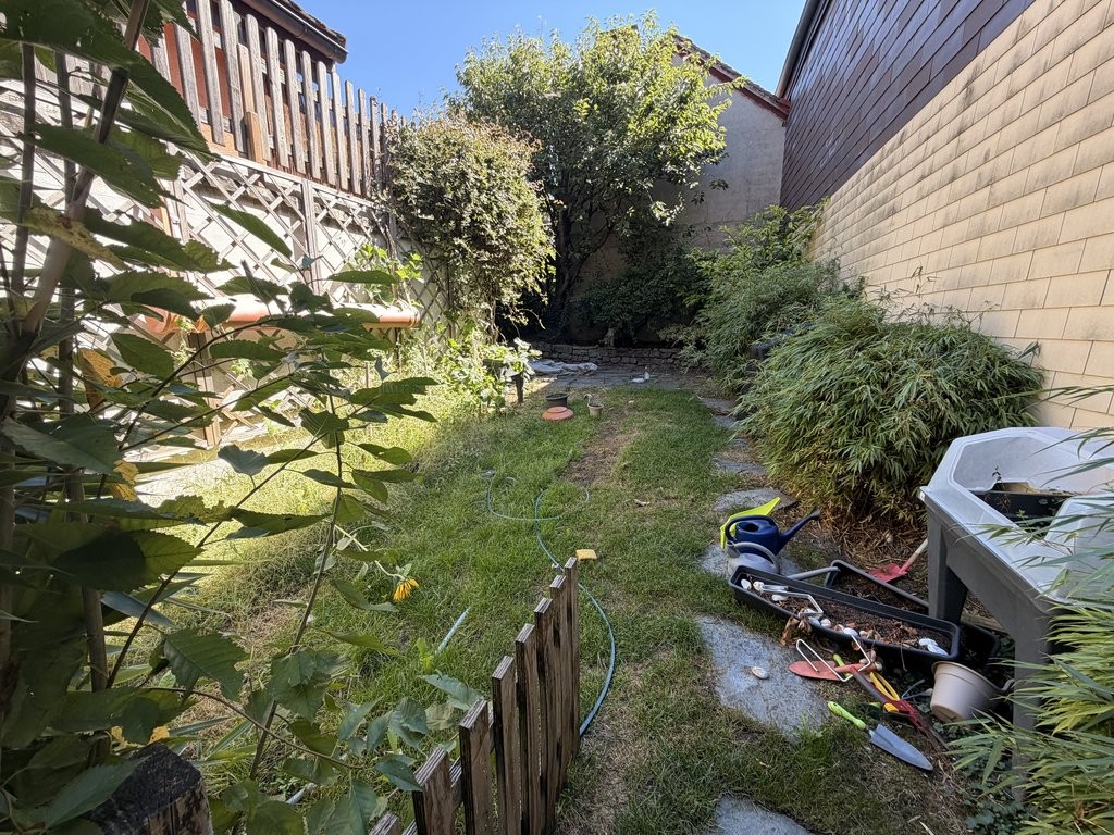 4 ½ Zimmer Duplex","description":"Diese ländliche Ecke wird Sie verwöhnen, zwischen Feldern und den umliegenden Wäldern. Restaurants, ein Schwimmbad sowie ein Supermarkt empfangen die Dorfbewohner. Geniessen Sie auch unverzüglich die frische Luft, der Ort eignet sich dafür besonders gut! **  
**   
