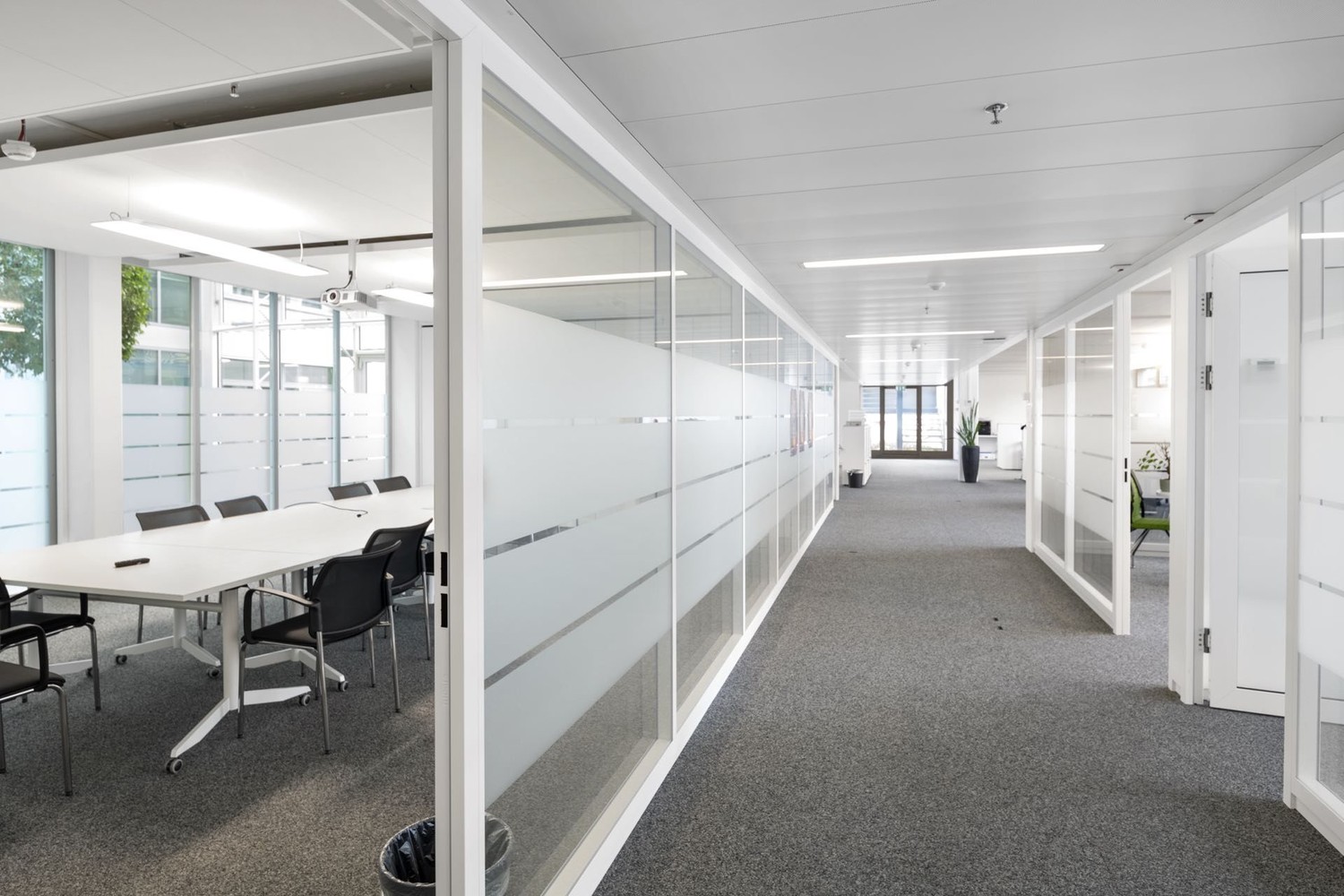 402m² office