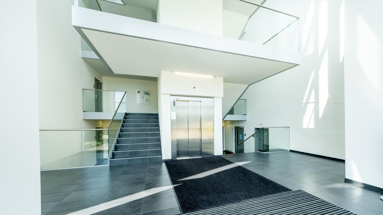 230m² office