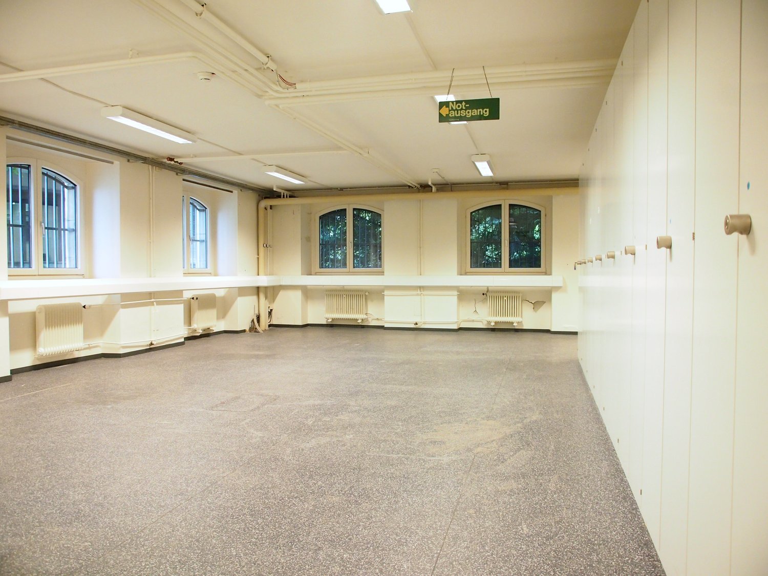 25m² storage room