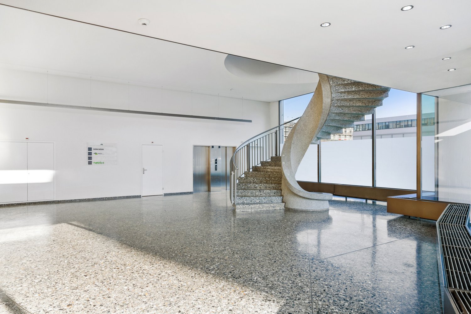 805m² office