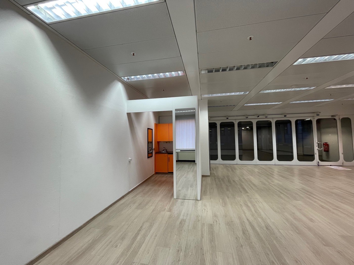 105m² commercial
