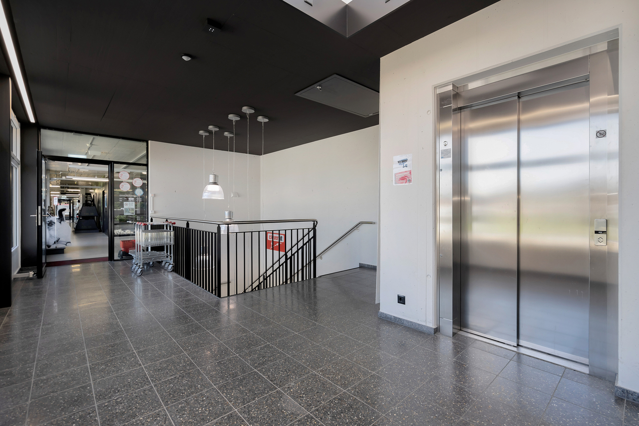 983m² commercial