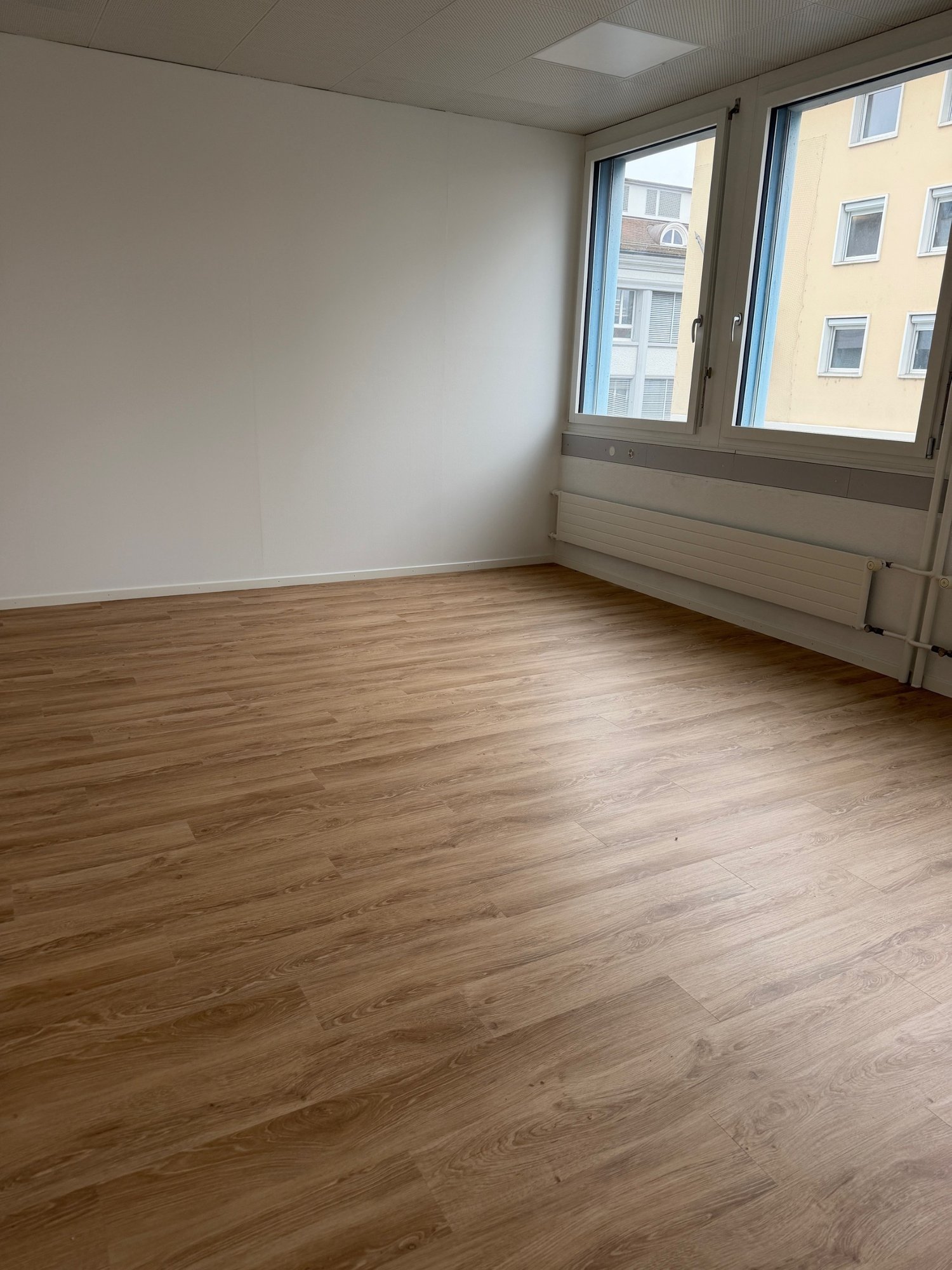 106m² office
