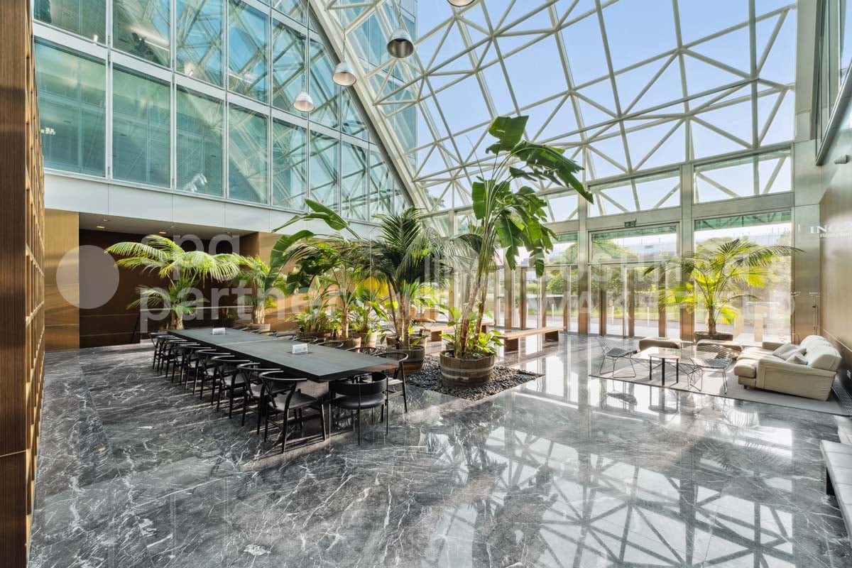 490m² office