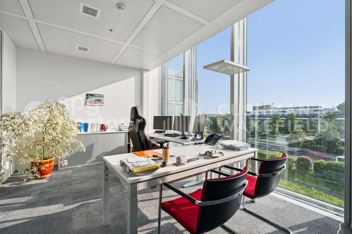 490m² office