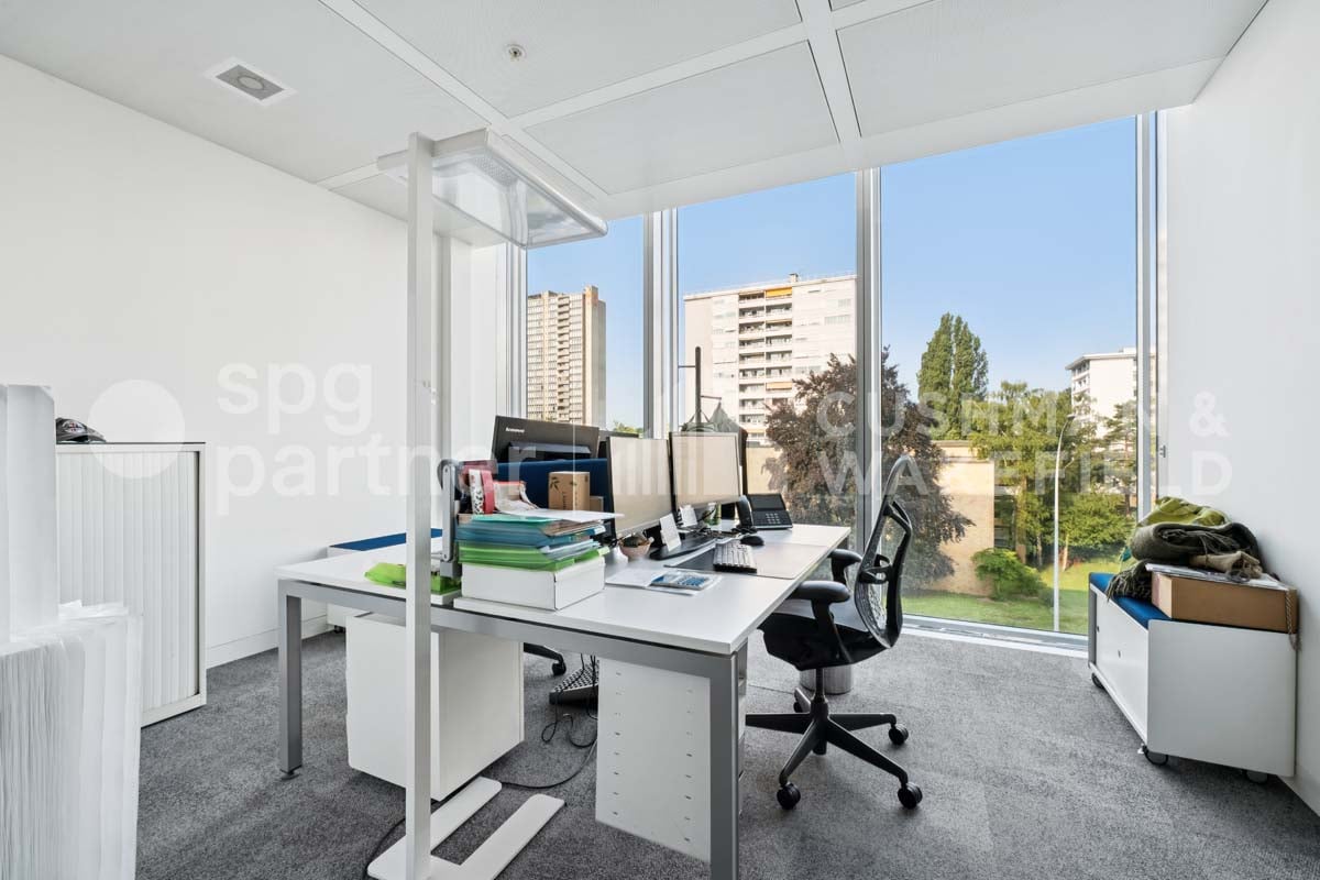 490m² office