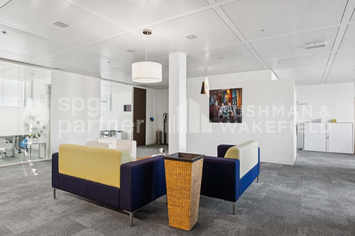 490m² office