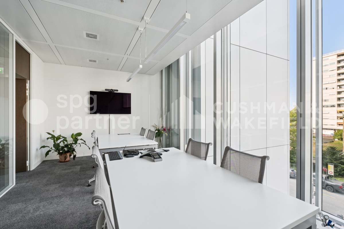 490m² office
