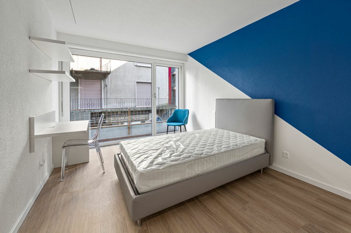 1 room single room

Student rooms available from 01.03.2027 

The apartment is located on the first floor and is divided into 4 rooms for students with a shared kitchen, living room and 2 bathrooms. 

The rooms are furnished. 

The central location allows for a large number of services nearby. All t