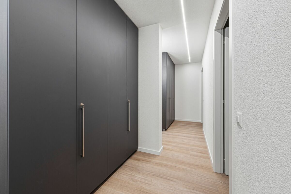 1 room single room

Student rooms available from 01.03.2027 

The apartment is located on the first floor and is divided into 4 rooms for students with a shared kitchen, living room and 2 bathrooms. 

The rooms are furnished. 

The central location allows for a large number of services nearby. All t