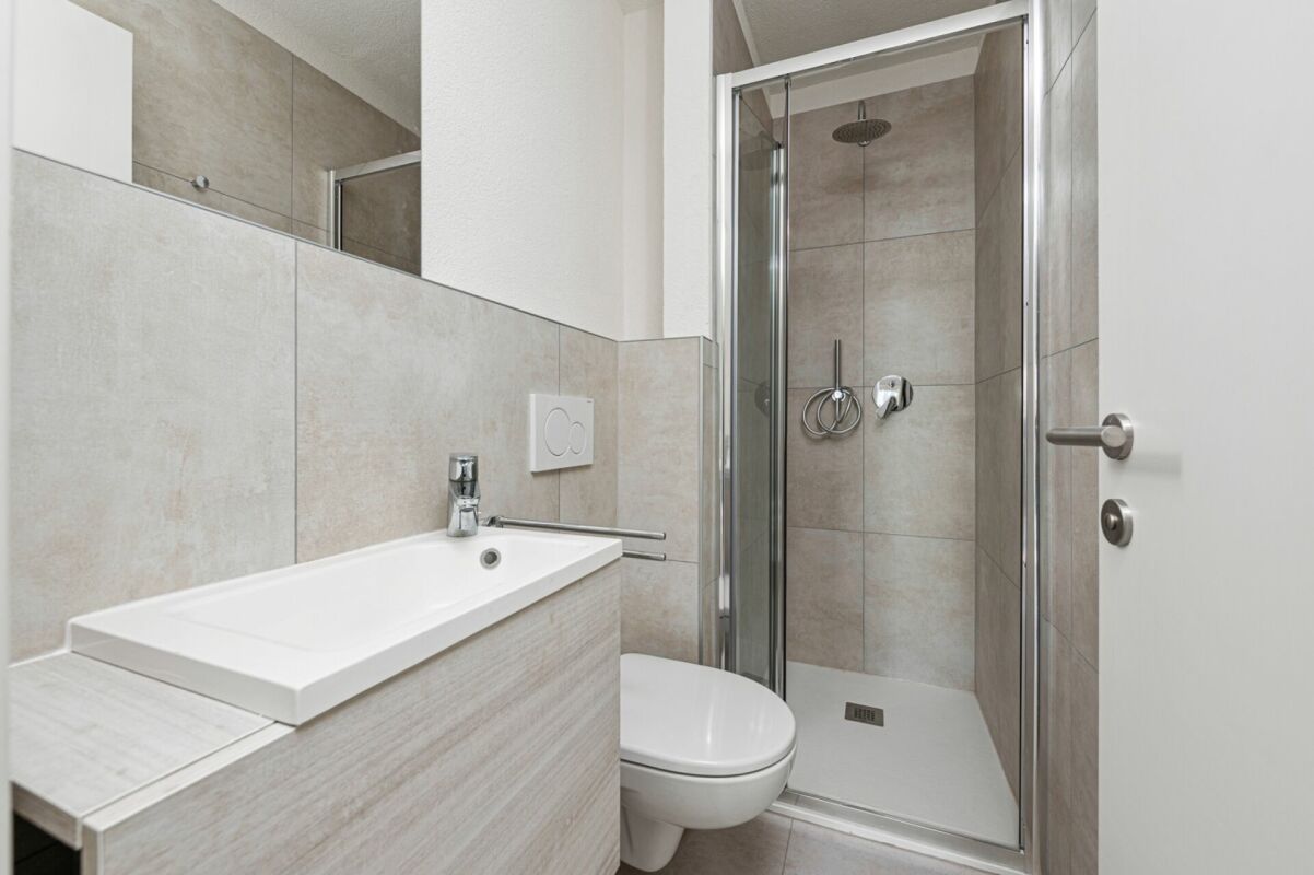 1 room single room

Student rooms available from 01.03.2027 

The apartment is located on the first floor and is divided into 4 rooms for students with a shared kitchen, living room and 2 bathrooms. 

The rooms are furnished. 

The central location allows for a large number of services nearby. All t
