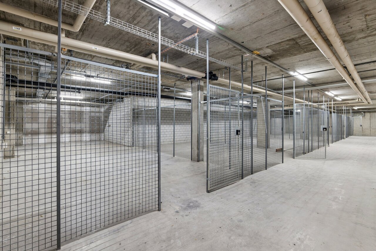 280m² storage room