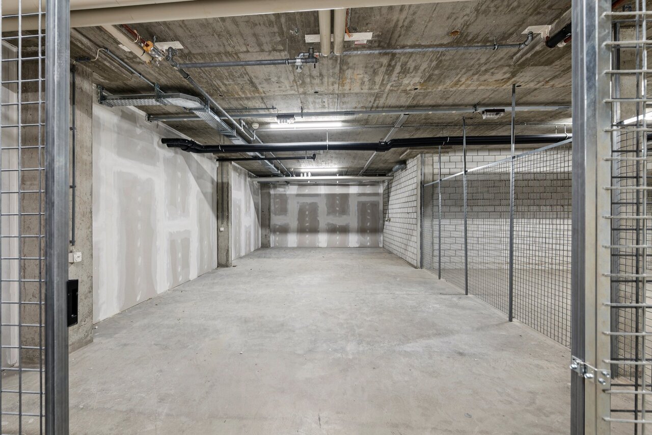 280m² storage room