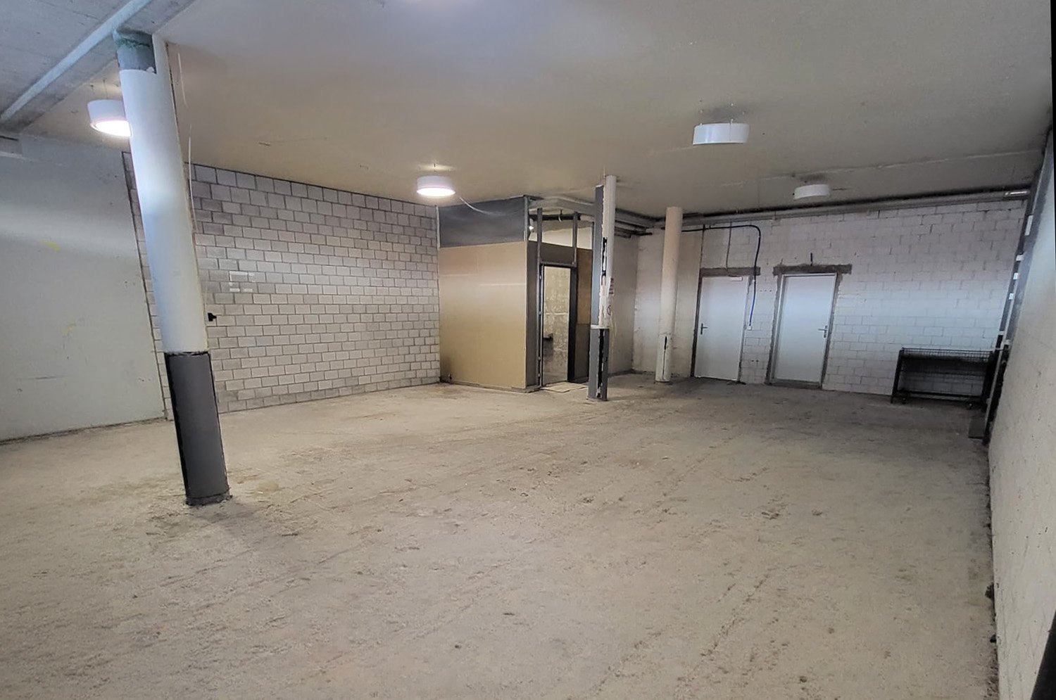 98m² shop