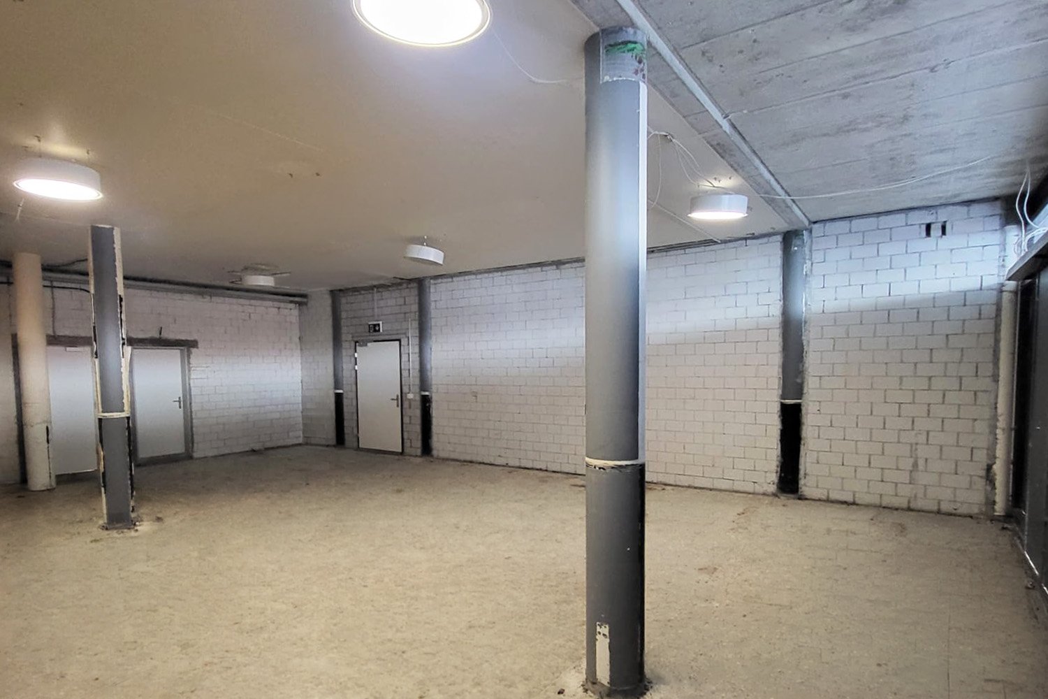 98m² shop