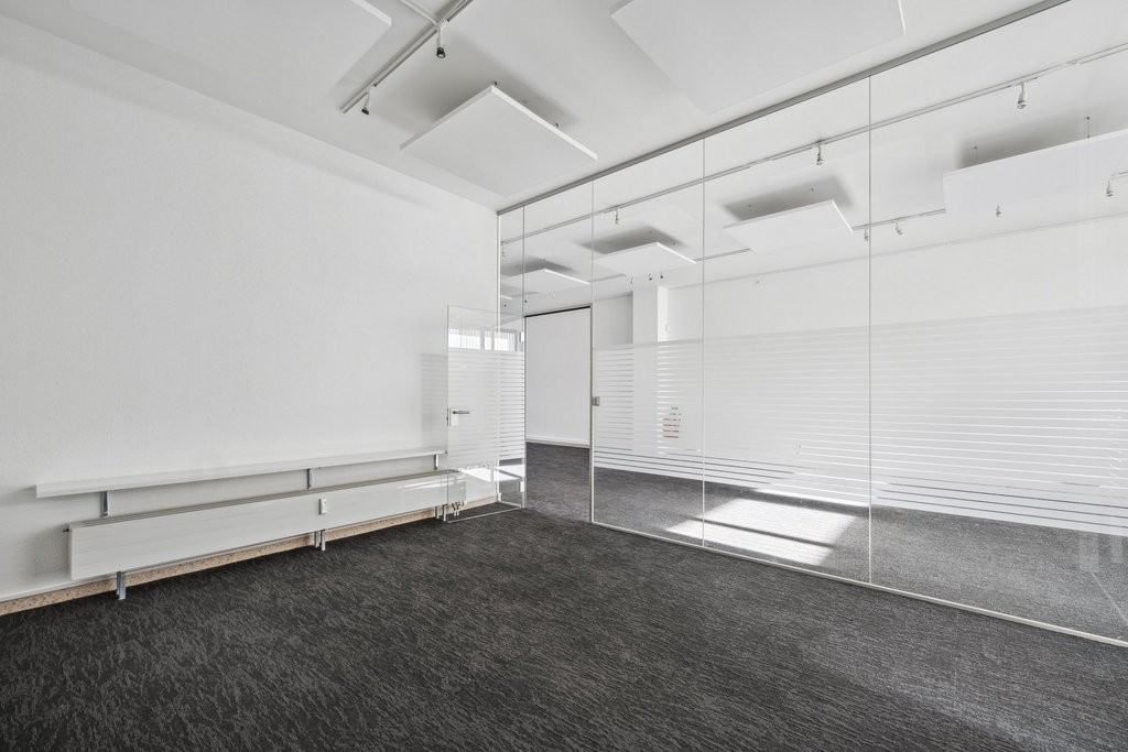 138m² shop