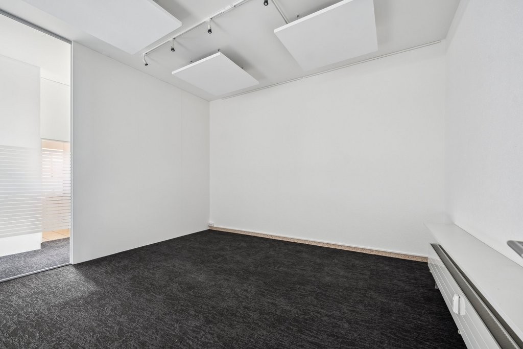 138m² shop
