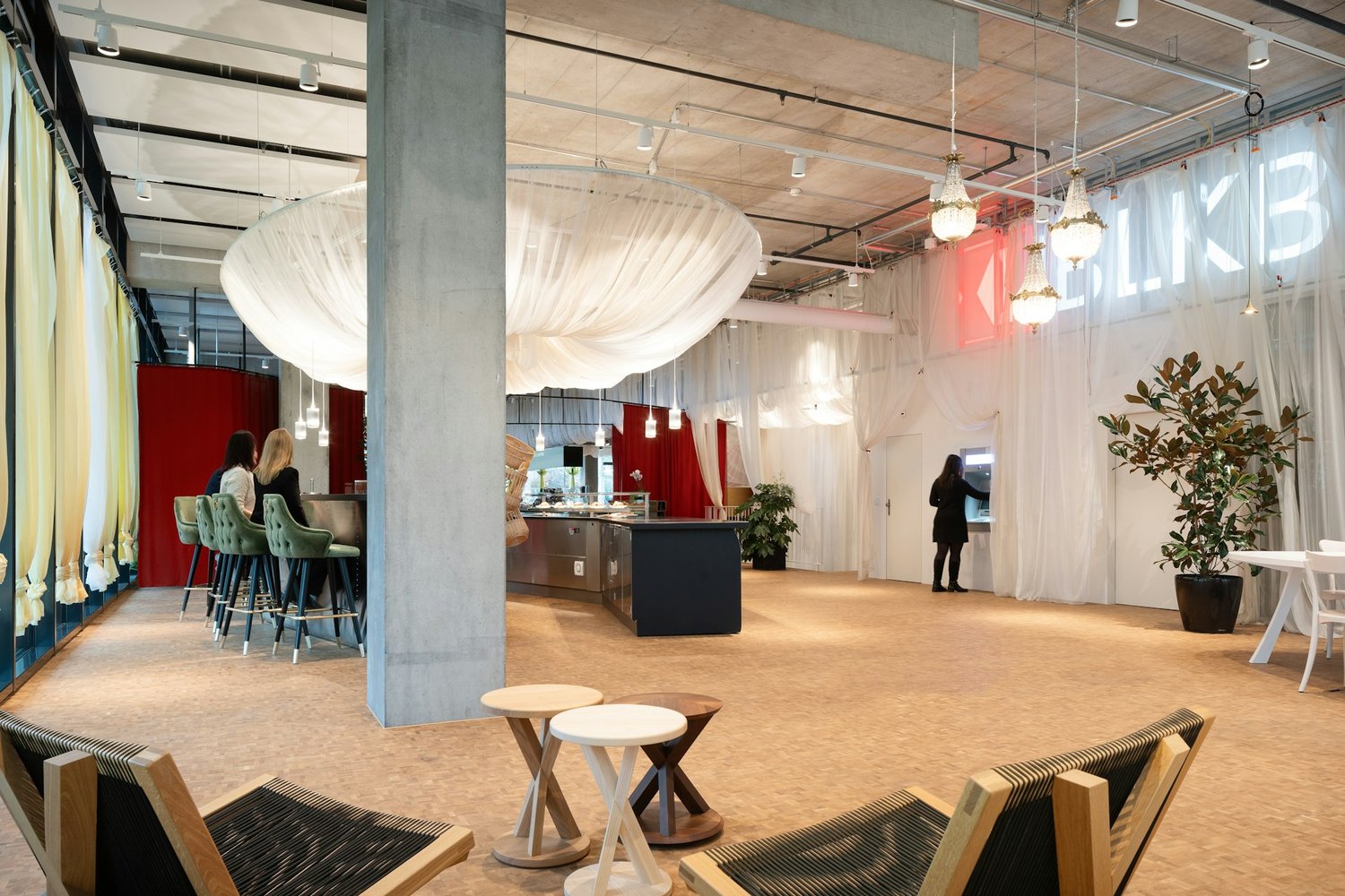 245m² office